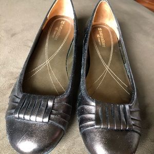 SZ 8 1/2 metallic brown flats. Naturalizer